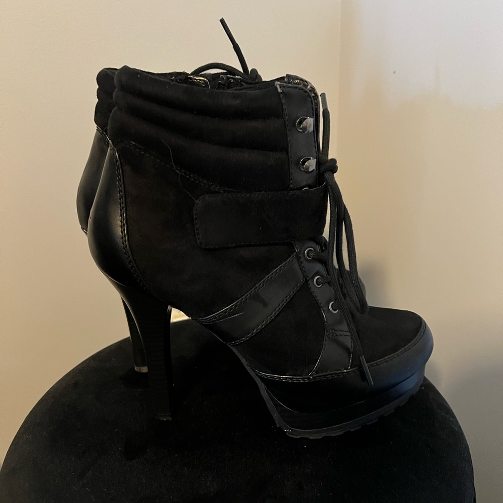 Black laced boots size 8